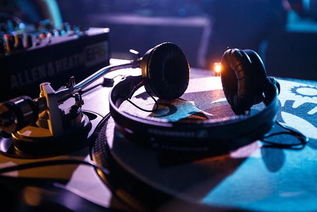 Musik til massen: Hvordan dj udlejning forvandler dit event